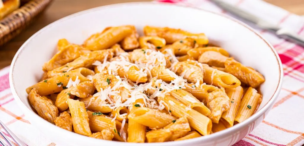 MACARRÃO COM FRANGO