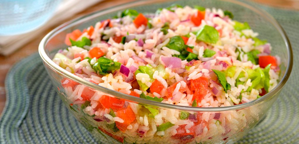 SALADA COM SOBRAS DE ARROZ E ESCAROLA