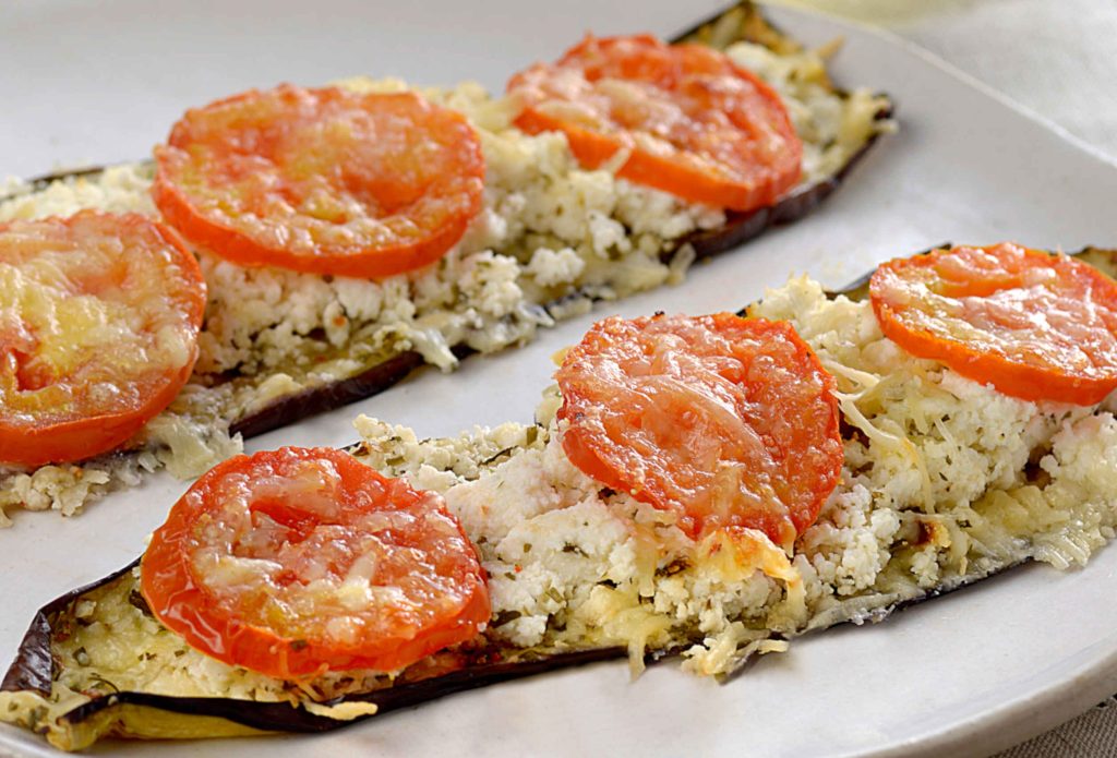 BERINJELA COM RICOTA E TOMATE