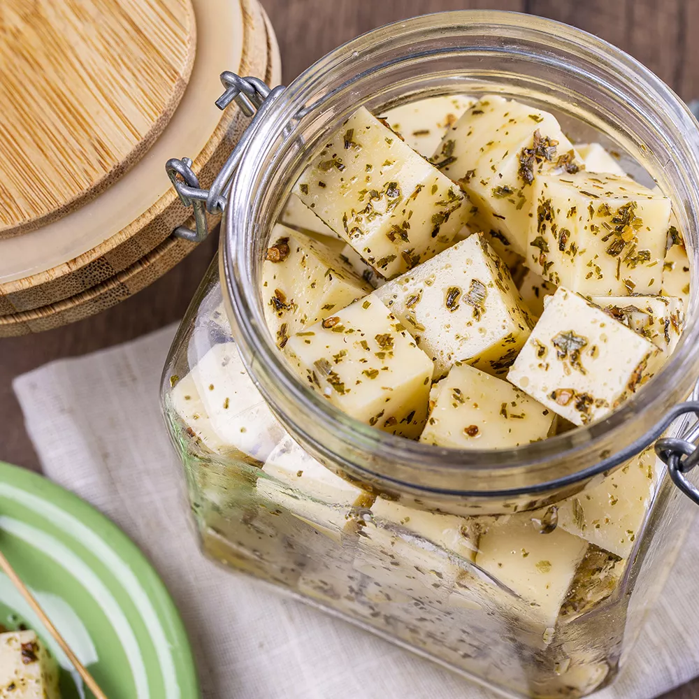 CUBOS DE QUEIJO MARINADOS