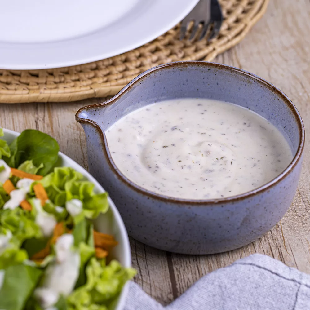 SALADA COM MOLHO DE IOGURTE E ERVAS