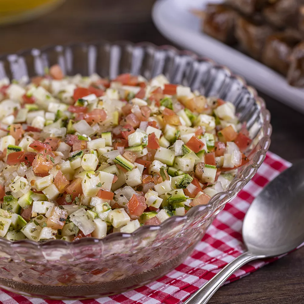 ESPETINHO DE CARNE COM VINAGRETE DE ABOBRINHA