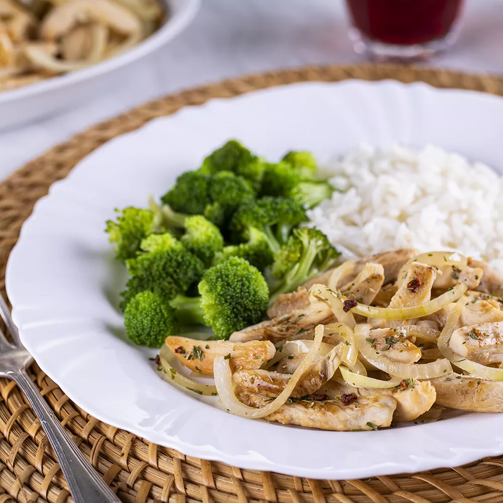 ISCAS DE FRANGO ACEBOLADAS