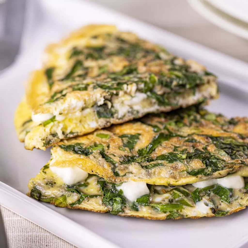 OMELETE COM ESPINAFRE E QUEIJO BRANCO