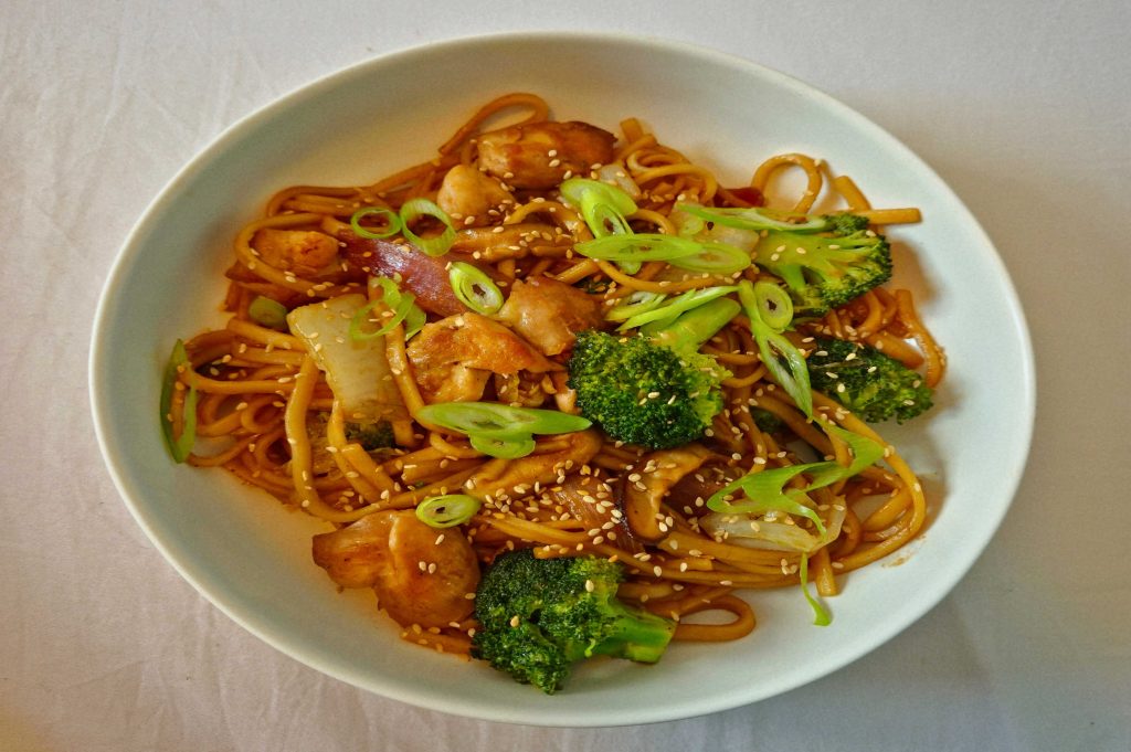 YAKISOBA DE SOBRECOXA COM LEGUMES