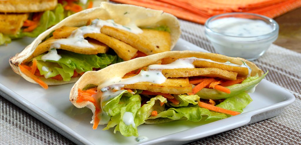 LANCHE DE TOFU NO PÃO SÍRIO