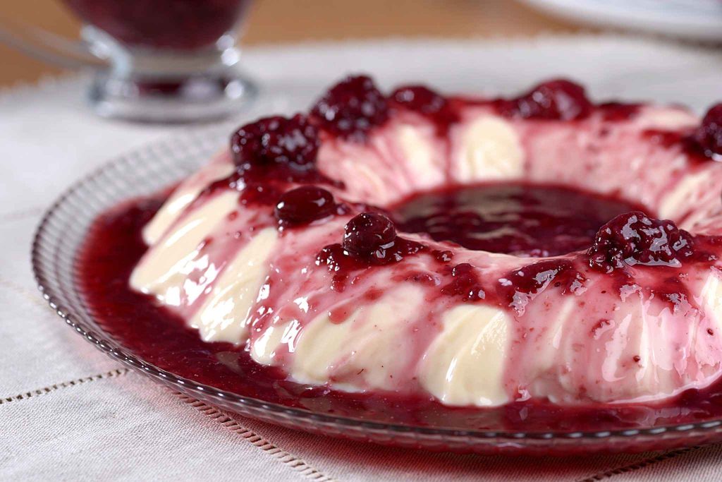 PUDIM DE GELADEIRA COM CALDA DE FRUTAS VERMELHAS