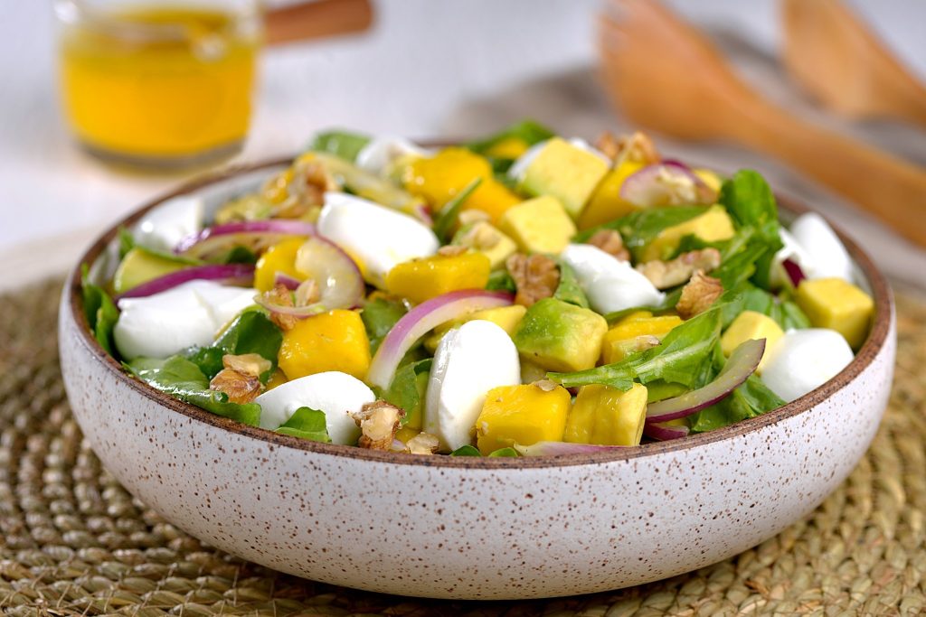 SALADA TROPICAL COM MOLHO CÍTRICO