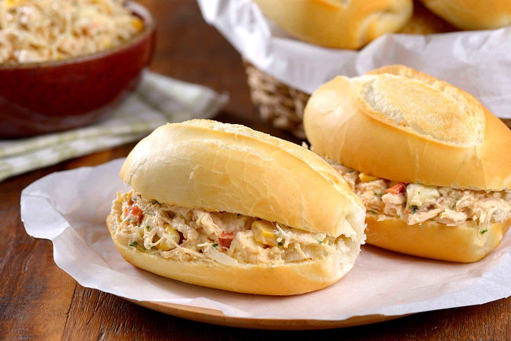 SANDUÍCHE DE FRANGO DESFIADO