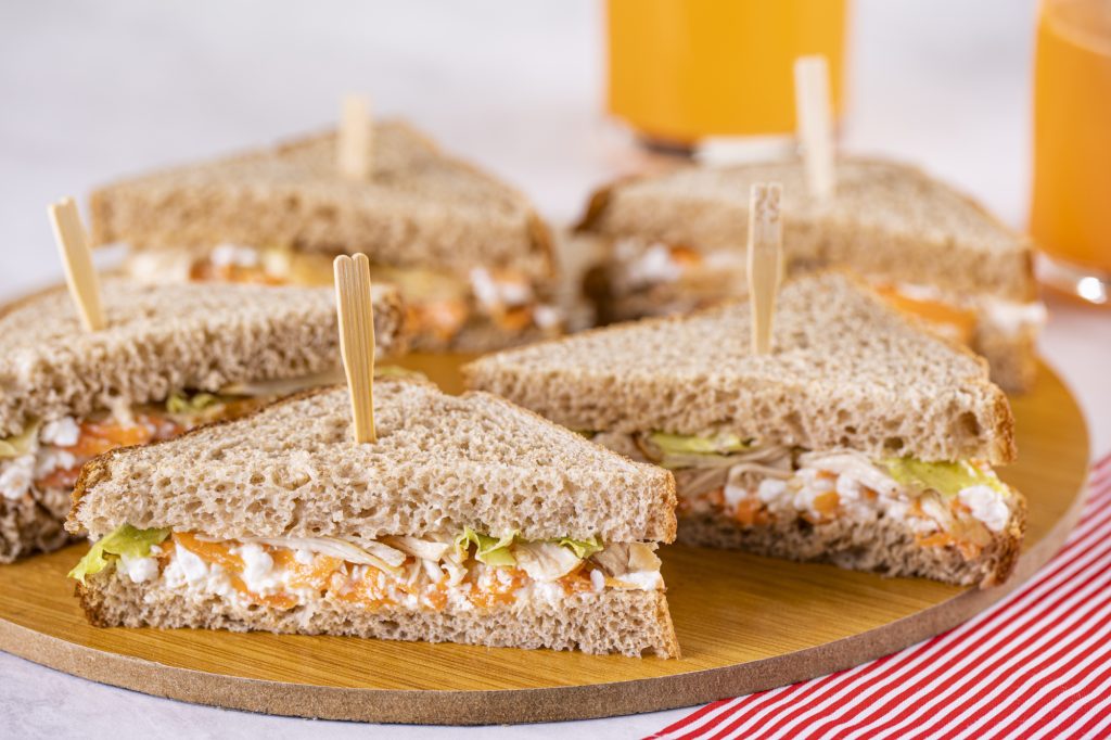 SANDUÍCHE DE FRANGO COM COTTAGE