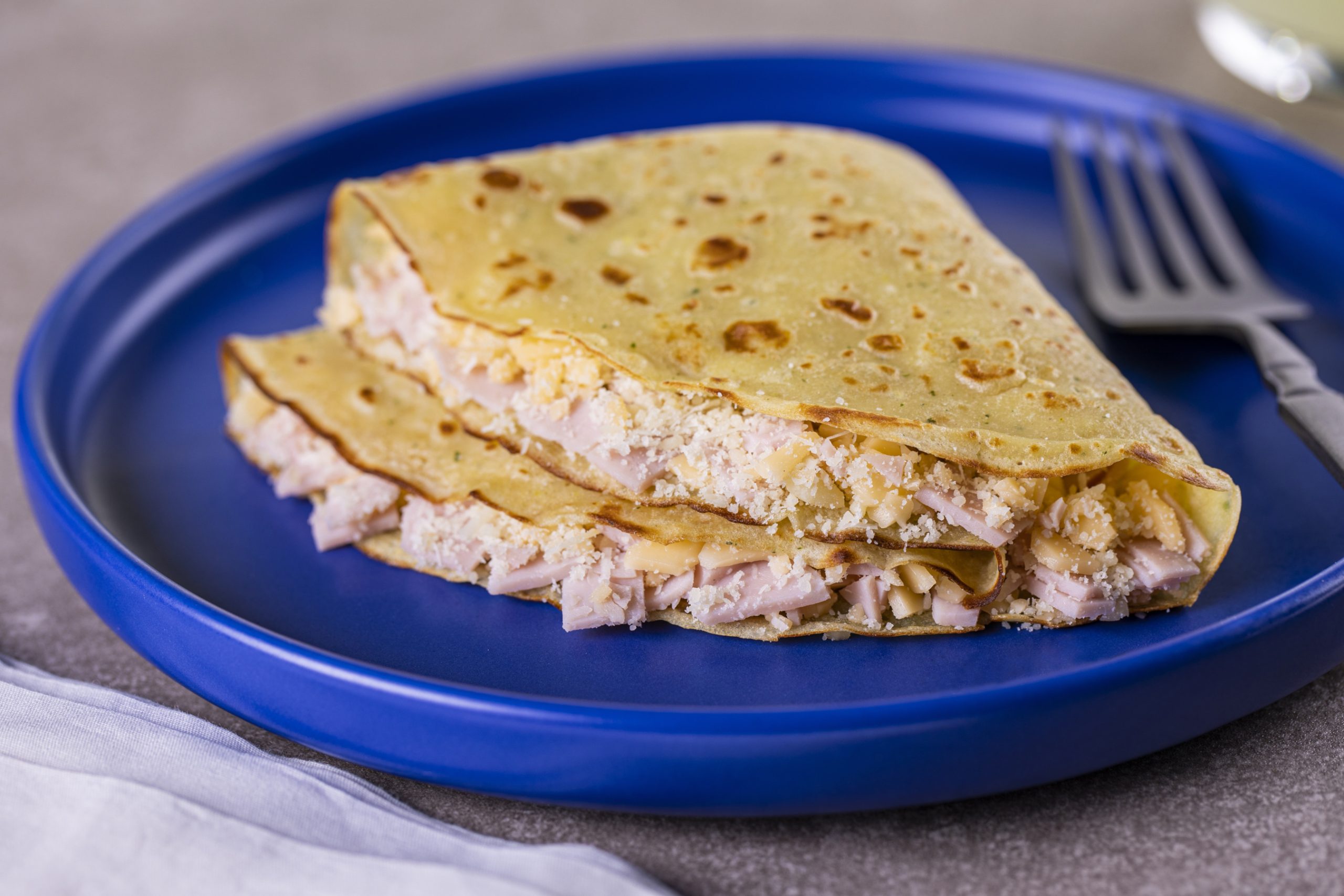 CREPE DOIS QUEIJOS E PEITO DE PERU