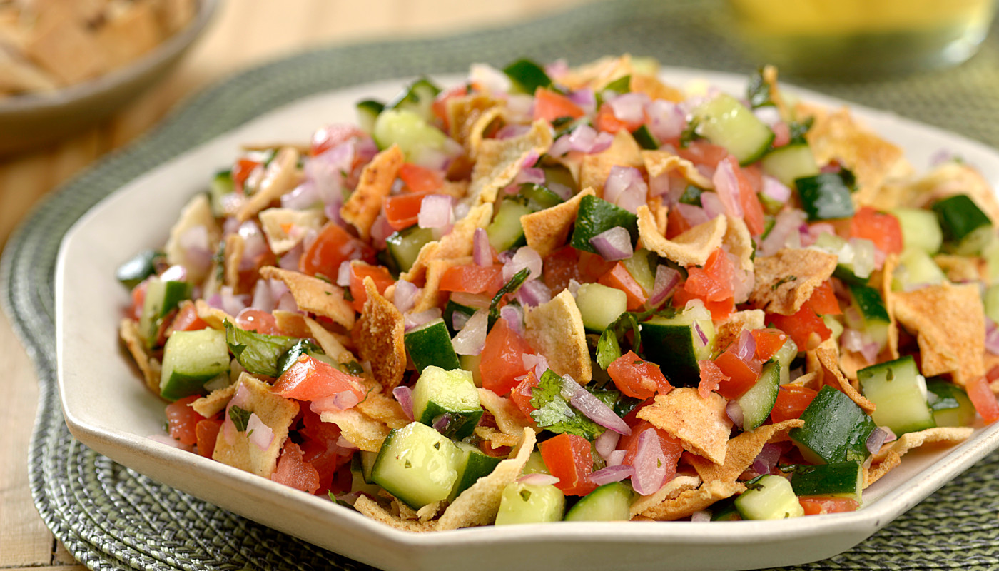 SALADA COM PÃO PITA (SHIRAZI)
