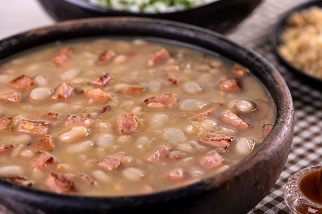 FEIJÃO CASEIRO COM LINGUIÇA