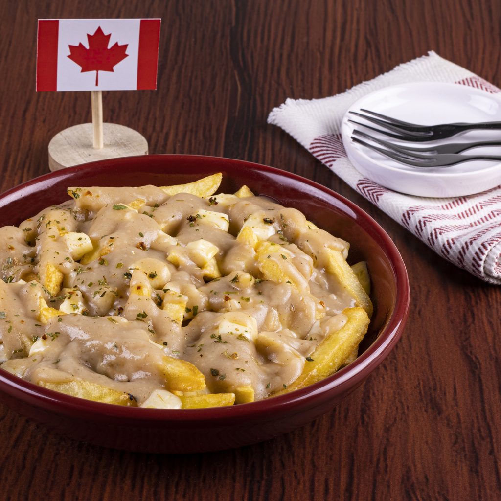 BATATA FRITA COM QUEIJO E MOLHO DE CARNE (POUTINE)