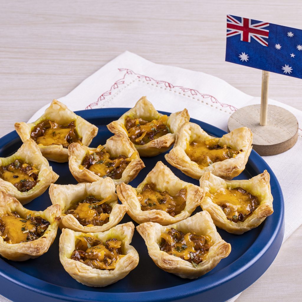  FOLHADINHOS COM CEBOLA CARAMELIZADA E CHEDDAR (PUFF PASTRY BITES)