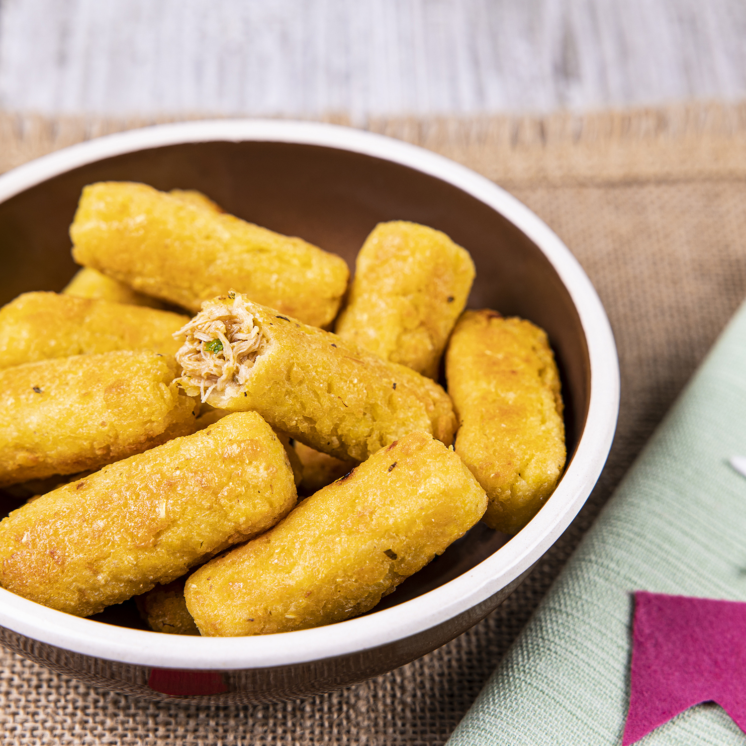 BOLINHO CAIPIRA DE FRANGO (ENCAPOTADO)