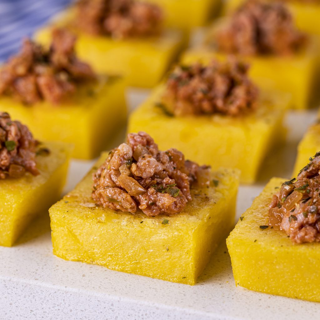 CANAPÉ DE POLENTA COM RAGU DE LINGUIÇA