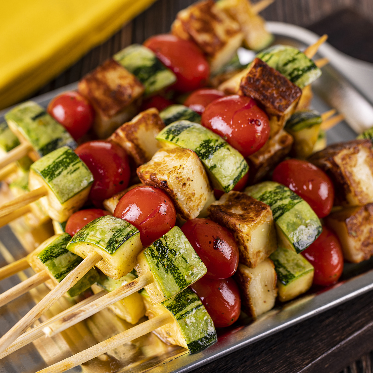ESPETINHO DE LEGUMES COM QUEIJO DE COALHO